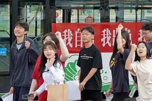 人生赢家！女友亲吻小蜘蛛合影，社媒晒照发文：我的冠军！